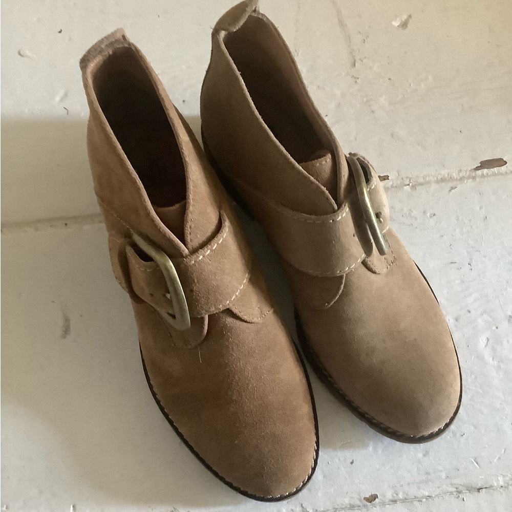 Desert boots by sofft new 6